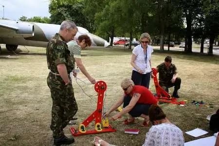 Participants using MTa Insights to build a hoist, focusing on leadership, followership, and teamwork.