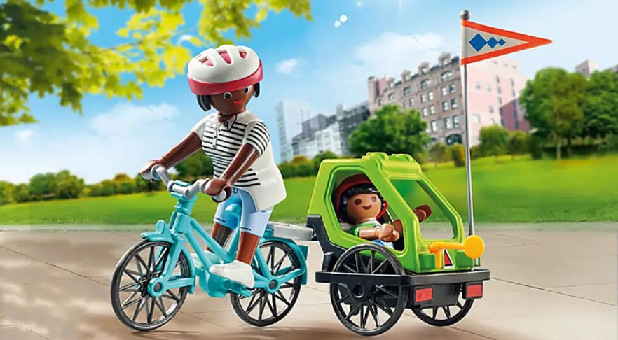 LEGO pieces ready for use in professional contexts, highlighting the creative potential of LEGO Serious Play and the new PLAYMOBIL Pro kits.