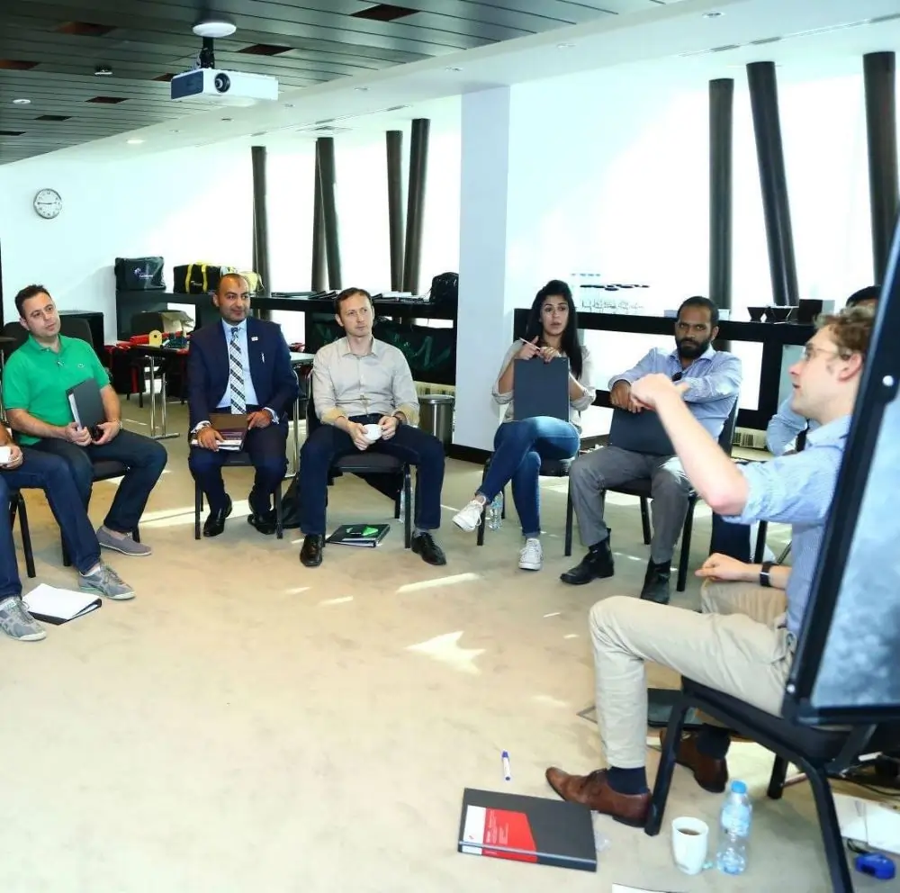 Participants reflecting and discussing key takeaways from an MTa masterclass to improve problem-solving.